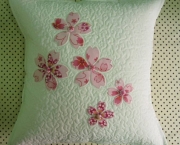 almofada-com-flores-de-tecido (4)
