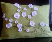 almofada-com-flores-de-tecido (8)