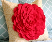 almofada-com-flores-de-tecido (10)