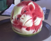macaco-escultura-melancia