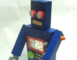 Robô Com Material Reciclado 