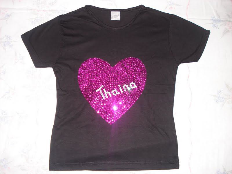 Camiseta Personalizada com Lantejoula - Nome "Thaina" Dentro do Coração Rosa